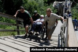 Нині зруйновану частину мосту через Сіверський Донець перетинають так – дерев’яними сходинками вниз-угору