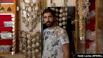 Бар дәретханадағы орысша порно Былғары леггинс киген қыздардың порно видеосы