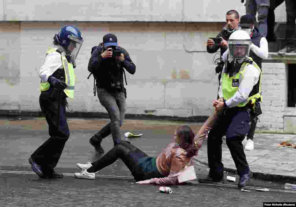Поліція Лондона під об&#39;єктивами камер затримує учасницю протесту Black Lives Matter. Великобританія, 7 червня 2020 року