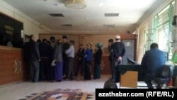 Türkmenistanyň bank şahamçalarynyň birinde nobata duran raýatlar (Illýustrasiýa suraty)