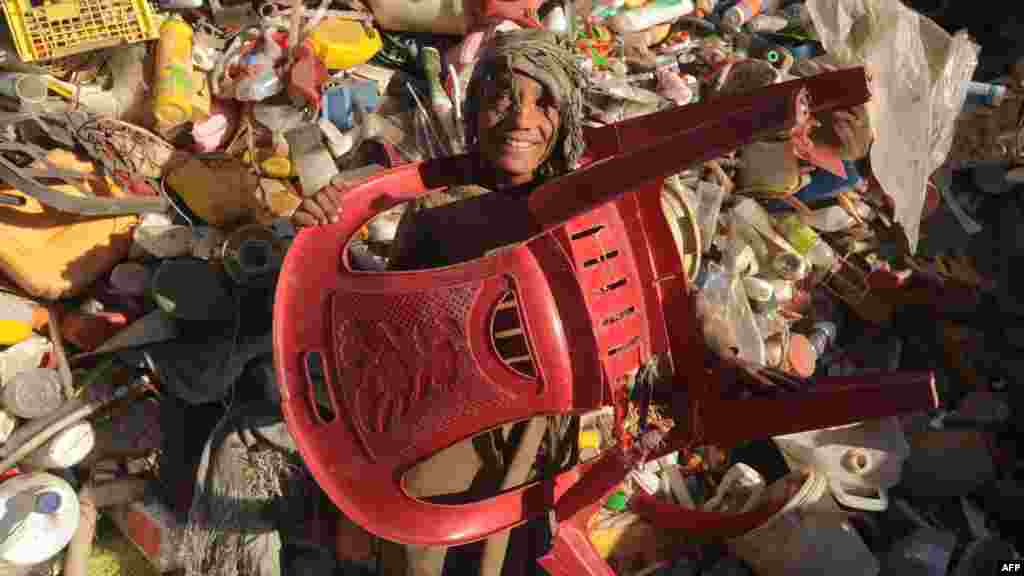 Afganistan - Za kilogram plastike skupljene na otpadu, trinaestogodišnji Saalem, zaradi oko 30 centi, Herat, 3. oktobar 2012. Foto: AFP / Aref Karimi