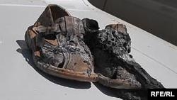 Сгоревшая обувь Кабидоллы Шолакова, совершившего акт самосожжения 26 мая 2009 года в Атырау.