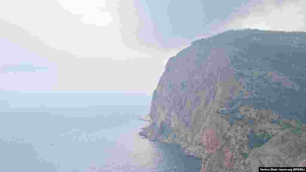 Со скалы Мытилино, которую балаклавцы называют &laquo;Мотыль&raquo;, видны касающиеся облаков высоты Кая-Баш