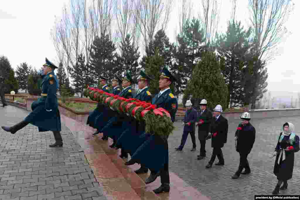 Президент Алмазбек Атамбаев, жаңы шайланган президент Сооронбай Жээнбеков, парламент төрагасы Дастанбек Жумабеков, премьер-министр Сапар Исаков жана Жогорку Соттун төрайымы Айнаш Токбаева &ldquo;Ата-Бейит&rdquo; мемориалдык комплексине жана Апрель ыңкылабынын баатырлары эстелигине барып куран окуду.&nbsp;