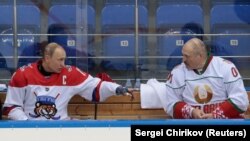 Владимир Путин (сол жақта) мен Александр Лукашенко өздері қатысқан әуесқой хоккей матчындағы үзіліс кезінде. Сочи, 15 ақпан 2019 жыл.