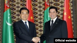 Turkmen President Gurbanguly Berdymukhammedov (right) meets with his Chinese counterpart, Hu Jintao, in Ashgabat on December 13.