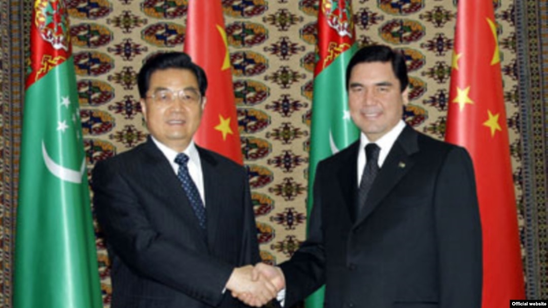 Turkmen President Gurbanguly Berdymukhammedov (right) meets with his Chinese counterpart, Hu Jintao, in Ashgabat on December 13.