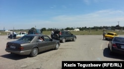 Шеңгелді ауылына кіретін жолды бөгеп тұрған полицейлер. Алматы облысы, 21 тамыз 2013 жыл.