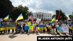Представники української діаспори у Вашингтоні біля будівлі Білого дому на акції протесту проти агресії Росії щодо України, 18 вересня 2014 року