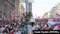 د اګست پر ۱۶مه په بېلاروس کې زرګونه کسانو مظاهرې وکړې