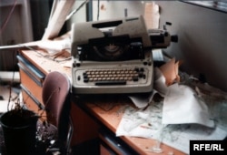 Азат Еуропа - Азаттық радиосының штаб-пәтеріне жасалған террорлық шабуылдан кейін түсірілген сурет. Мюнхен, Батыс Германия, 1981 жылғы ақпан.