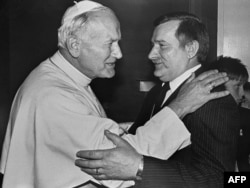 Иоан Павел Второй в Гданьске приветствует лидера «Солидарности» Леха Валенсу во время своей первой поездки в Польшу в качестве понтифика. 11 июня 1987 года