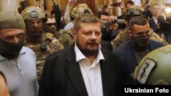 Народний депутат від фракції «Радикальної партії» Ігор Мосійчук під час затримання у Верховній Раді, Київ, 17 вересня 2015 року