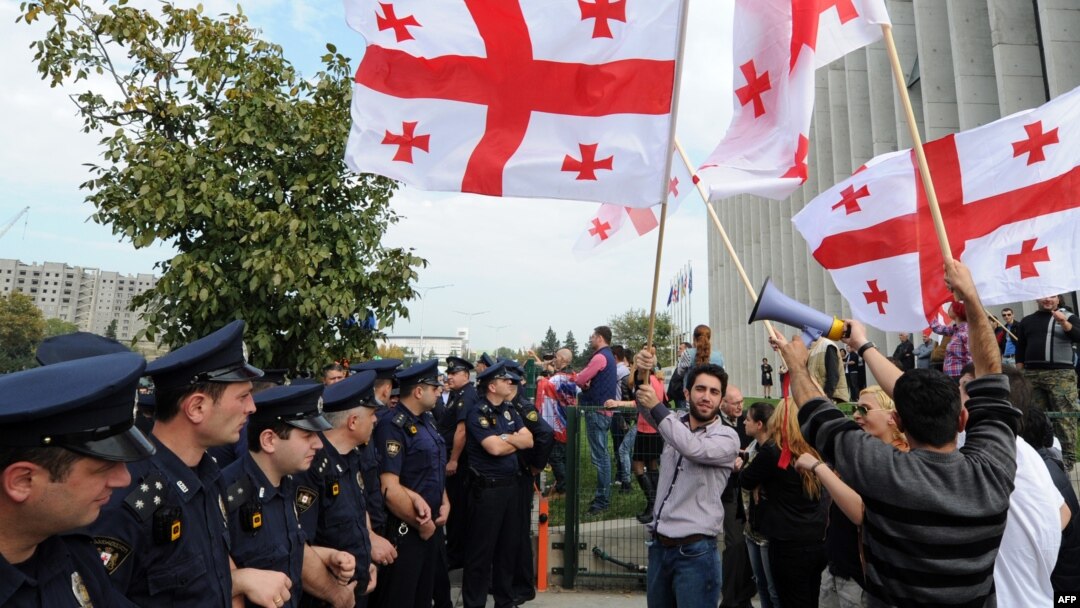 По словам организаторов акции протеста у центрального офиса оппозиционного «Нацдвижения», они вышли на улицу после того, как узнали, что «националы» готовятся к реваншу путем государственного переворота