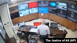 کلیپی از یک فیلم منقضی شده که یک نگهبان را در یک اتاق نظارت تصویری در زندان اوین در تهران در یک تاریخ نامشخص نشان می دهد.
