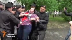 Казак активисттерин полиция кармап кетти