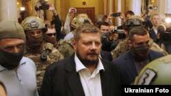 Народний депутат від фракції «Радикальної партії» Ігор Мосійчук в оточенні співробітників СБУ, 17 вересня 2015 року 