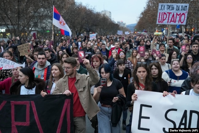 Flamuri i Serbisë shihet në protestat e studentëve.