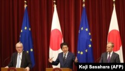 Shinzo Abe (ortada), Jean-Claude Juncker (solda) və Donald Tusk (sağda)