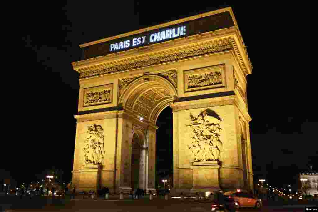Poruka na Trijumfalnoj kapiji &quot;Pariz je Charlie&quot;.