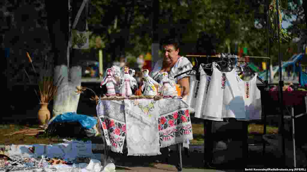 Художники виставляли свої вироби з самого ранку