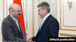 Премьер-министр Армении Карен Карапетян (справа) приветствует председателя правления банка ВТБ 24 Михаила Задорнова, Ереван, 30 сентября 2016 г..