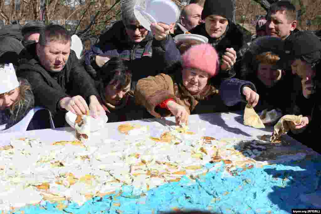 В Добровской долине Симферопольского района прошла &laquo;Первая русская масленица&raquo;. &nbsp;Самый большой российский триколор, размером 2,5 на 5,5 метра раскрашивали все желающие. Флаг,&nbsp;выложенный из блинов и политый сметаной трех цветов был съеден в считанные минуты. 22 февраля 2015 года