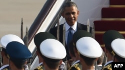 Китай. Президент США Барак Обама спускается по трапу своего самолета по прибытии в Пекин, где его встречает почетный караул