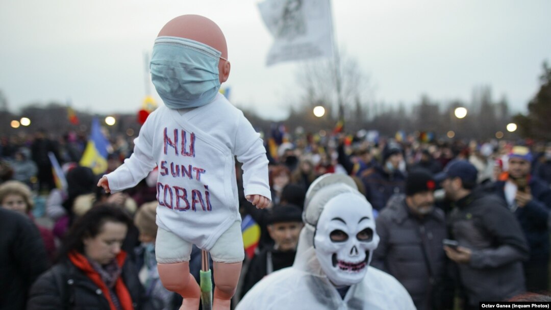 Reticența față de vaccinare s-a făcut simțită în România înainte de pandemia de Covid-19. Foto: În 20 martie 2021, sute de persoane au protestat în București fata de vaccinarea obligatorie și purtarea măștii de protecție.