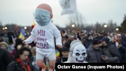 Reticența față de vaccinare s-a făcut simțită în România înainte de pandemia de Covid-19. Foto: În 20 martie 2021, sute de persoane au protestat în București fata de vaccinarea obligatorie și purtarea măștii de protecție.