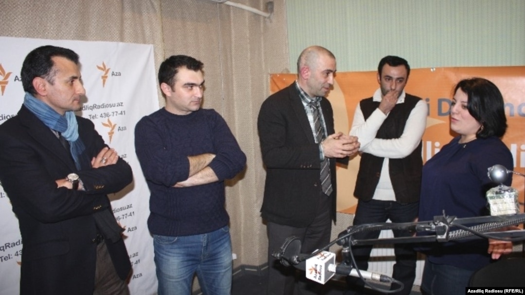 soldan sağa: Mirşahin, proqramın prodüseri Cavid Zeynallı, Vahid Mustafayev, proqramın operatoru Cavanşir Ağamalıyev və aparıcı Şahnaz Bəylərqızı