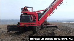 Un încărcător de sfeclă pe un câmp din raionul Râșcani, în martie 2026 
