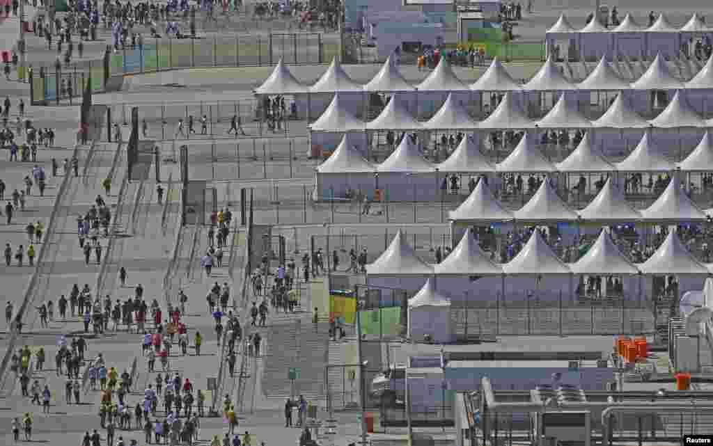 Spectators arrive at Rio&#39;s Olympic Park.