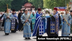 Крымские священники во время крестного хода в Симферополе, архивное фото