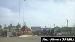 На въезде в таможенный пункт Хоргос на казахстанско-китайской границе. Архивное фото.
