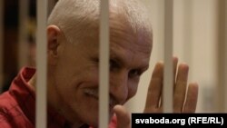 Осужденный лидер белорусской правозащитной организации «Весна» Алесь Беляцкий на суде. Минск, 24 ноября 2011 года.