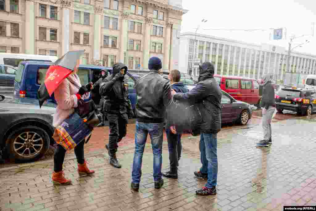 Задержание активиста «Европейской Беларуси» Артема Черняка.