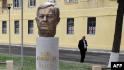 Памятник бывшему президенту Польши Леху Качиньскому в Тбилиси, открытый через два года после его гибели, 10 апреля 2012 года