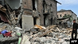 Мешканець міста Ґорі біля свого зруйнованого будинку після бомбардування російською авіацією