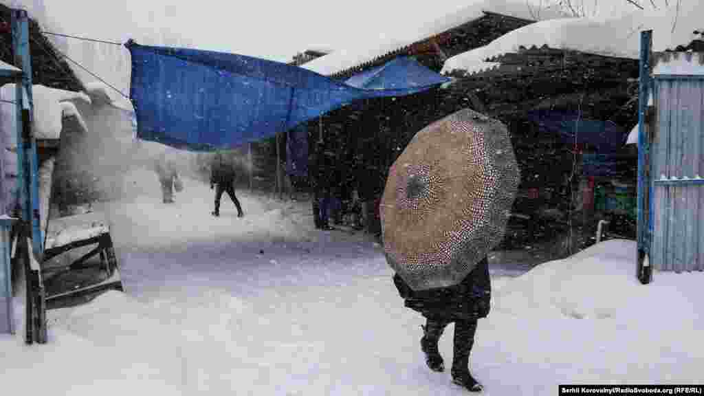 Снігопад у Добовому.&nbsp;Синоптики прогнозують, що негода триватиме упродовж 4-5 січня. СМТ Дубове, Закарпатська область, 4 січня 2016 року БІЛЬШЕ ПРО ЦЕ