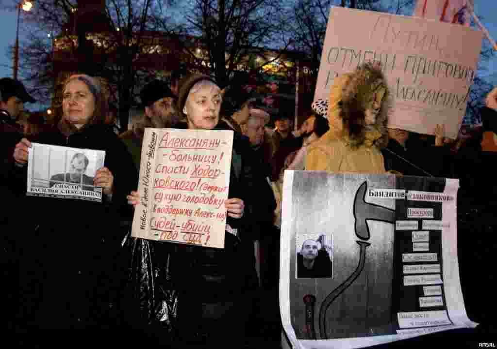 Среди активистов были и люди постарше.