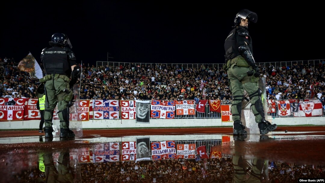 Policajci stoje dok navijači Crvene zvezde navijaju tokom polufinalne fudbalske utakmice Kupa Srbije između FK Partizan Beograd i FK Crvene zvezde Beograd na stadionu Partizana u Beogradu, 10. juna 2020.