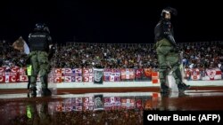 Policajci stoje dok navijači Crvene zvezde navijaju tokom polufinalne fudbalske utakmice Kupa Srbije između FK Partizan Beograd i FK Crvene zvezde Beograd na stadionu Partizana u Beogradu, 10. juna 2020.
