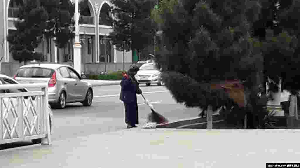 Azatlyk Radiosynyň Aşgabatdaky habarçylarynyň maglumatlaryna görä, paýtagtyň jemagat edaralarynyň işgärlerini iş wagtyndan daşary işlemäge, ýagny gijelerine köçeleri ýuwup, süpürmäge mejbur edýärler.