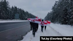 У деяких місцях, як на цьому фото на околиці Гродна 31 січня 2021 року, акції були традиційними останнім часом – малими групами з національною символікою. В центрі Мінська було інакше