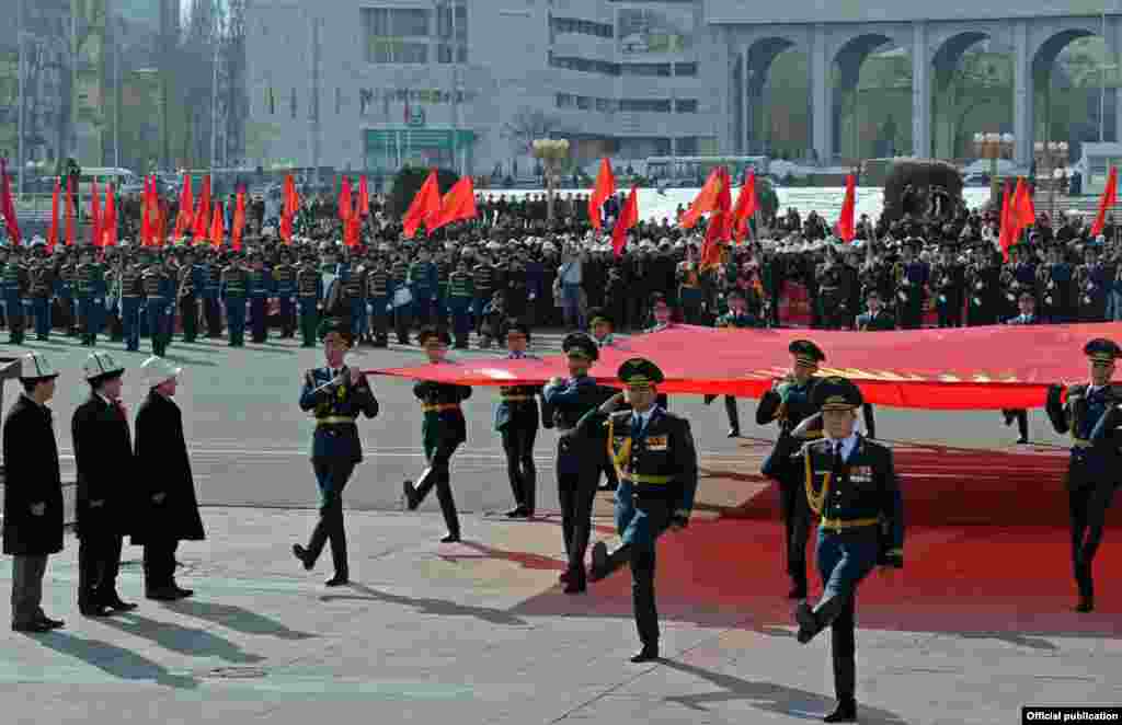 Эки күн мурда премьер-министр Өмүрбек Бабанов Мамлекеттик туунун күнүн республиканын бардык аймактарында белгилөөнү тапшырган.