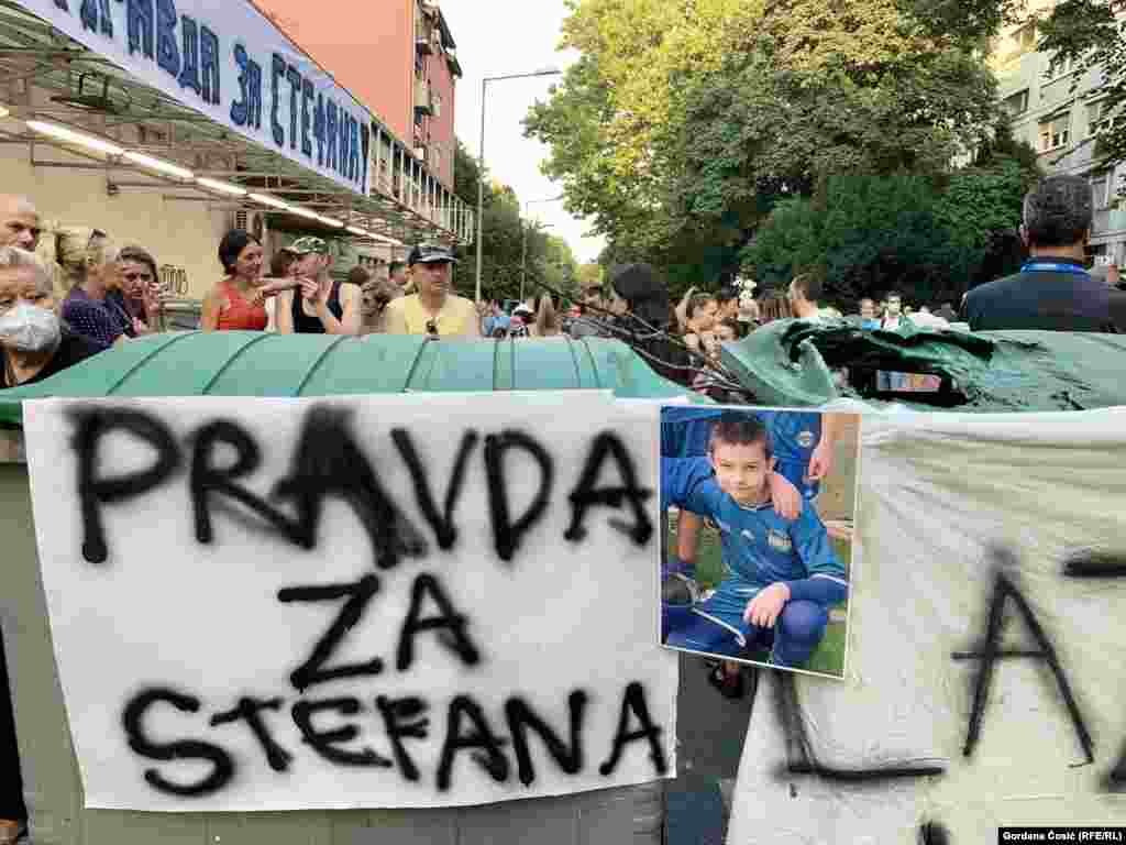 Udes se dogodio u nedelju 18. jula. Devetogodišnji dečak je sa ocem i četvorogodišnjim bratom prelazio ulicu, kada je na njih na pešačkom prelazu naleteo automobil. Vozač je pobegao sa lica mesta. Otac i brat stradalog dečaka su u udesu zadobili lakše povrede.