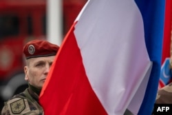 Militar francez participând la o ceremonie la Varșovia consacrată împlinirii a 25 de ani de la aderarea Poloniei la NATO (12 martie, 2024)