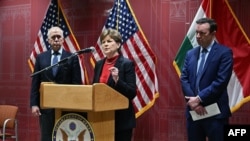 Balról: Thom Tillis, Jeanne Shaheen és Chris Murphy amerikai szenátor sajtótájékoztatót tart a budapesti amerikai nagykövetségen 2024. február 18-án