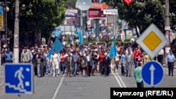 2009 год. Колонна крымских татар подходит к площади Ленина в Симферополе, где должен состояться траурный митинг